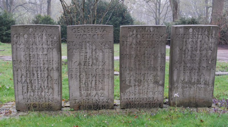 Памятники на братских могилах польских и советских подневольных рабочих.