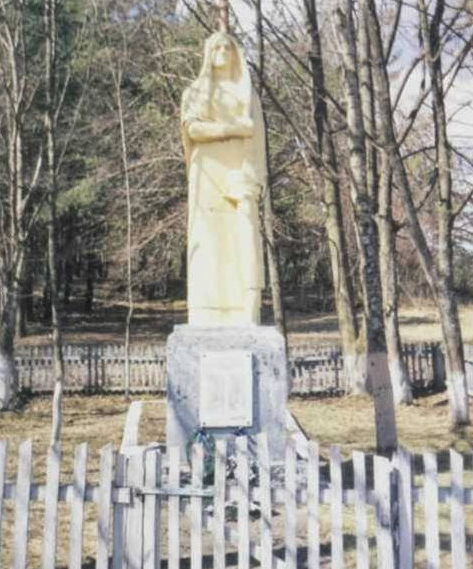 д. Якубовичи Щучинского р-на. Памятник, установленный в 1967 году на братской могиле, в которой похоронено 27 советских воинов. 
