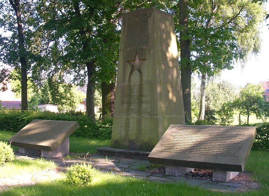 г. Блуно. Памятник павшим советским воинам.