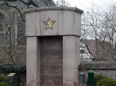 Коммуна Вайнбёла. Памятник, установленный на братской могиле, в которой похоронен 21 советский воин.