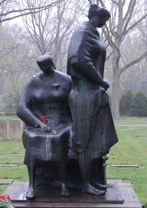 Бронзовая скульптура «Женщины в трауре» у братских могил немецких солдат.