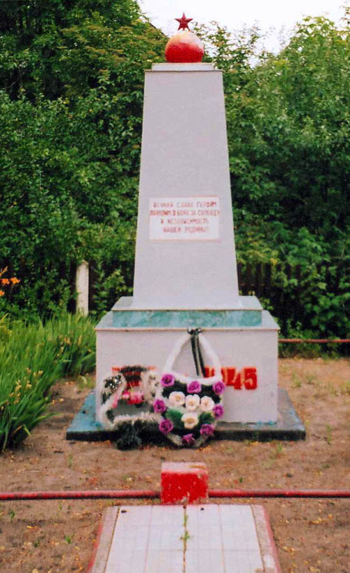 п. Деречин Зельвенского р-на. Памятник, установленный на братской могиле, в которой похоронено 154 советских воинов, в их числе Герой Советского Союза, уроженец Казахстана Казбек Нуржанов.