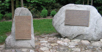 Коммуна Зуструм-Мор. Памятники на месте концлагеря «Emslandlager V» , где содержалось 1 650 польских военнопленных.