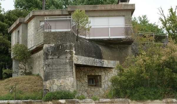 Бункеры, интегрированные в современную застройку города.