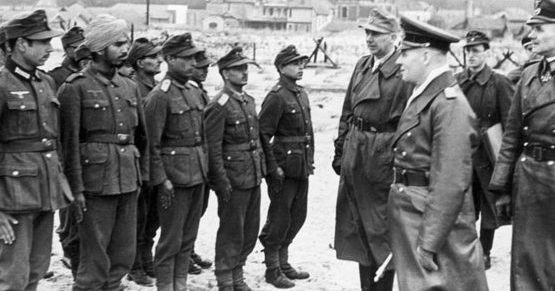 Роммель инспектирует защитников крепости. 1944 г.