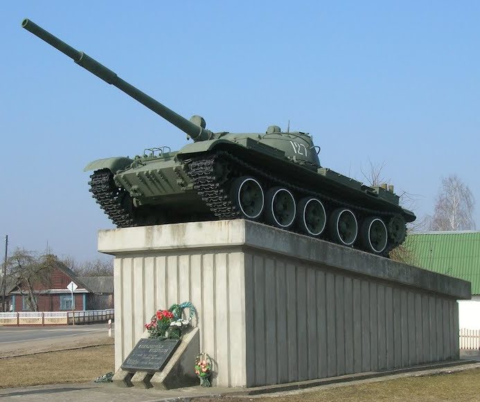 г. Зельва. Памятник- танк освободителям города.