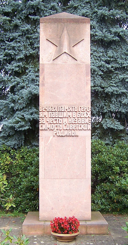 д. Гроссграбе города Бернсдорф. Памятник, установленный у братских могил, в которых похоронено 45 советских воинов.