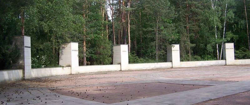 Колонны, символизирующие 14 концлагерей.