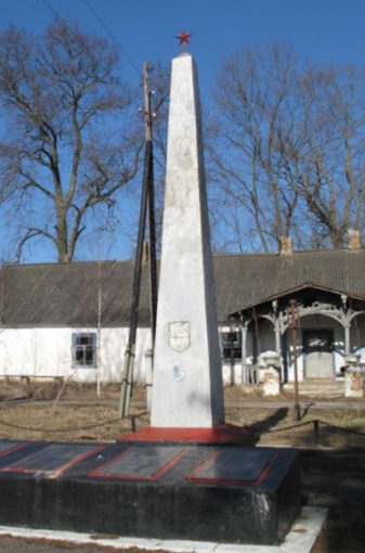 д. Мештовичи Зельвенского р-на. Памятник, установленный на братской могиле, в которой похоронено 278 советских воинов.