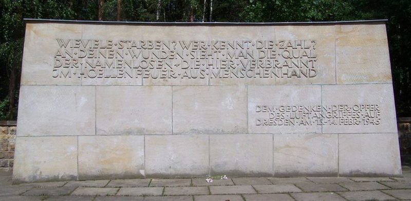 г. Дрезден. Стена памяти 16 тысяч жителей города, погибших во время бомбардировки союзников 13 февраля 1945 года