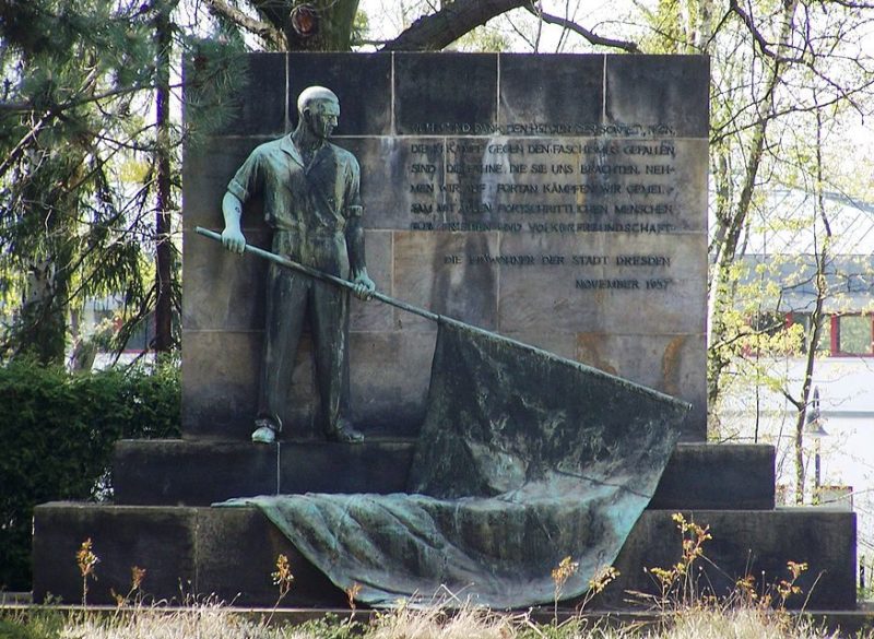 Бронзовая скульптура на мемориале.
