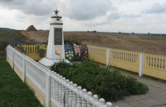 д. Сынковичи Зельвенского р-на. Памятник, установленный на братской могиле, в которой похоронено 407 советских воинов.