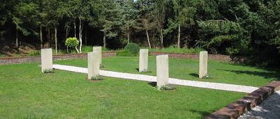 п. Лангеог. Памятники, установленные на братских могилах, в которых похоронено 113 советских военнопленных.