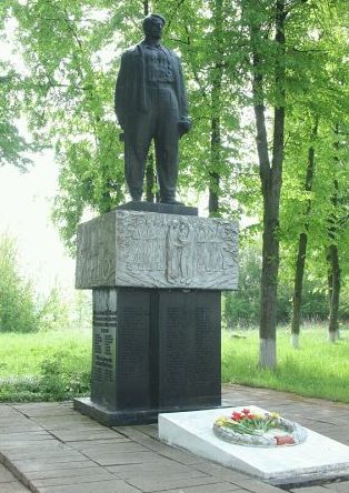 д. Бакшты Ивьевского р-на. Памятник, установленный в 1964 году на братской могиле, в которой похоронено 252 советских воинов.