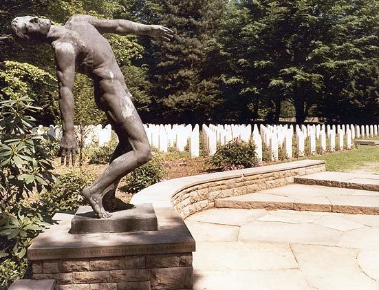 Скульптура «Падающий человек» на голландском участке военного кладбища.
