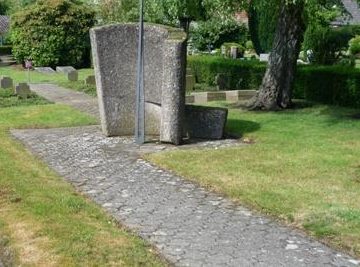г. Мелле. Памятник на кладбище, где похоронены немецкие солдаты, умершие в госпитале.