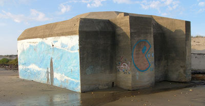 Остатки бункеров на Серебряном пляже. 