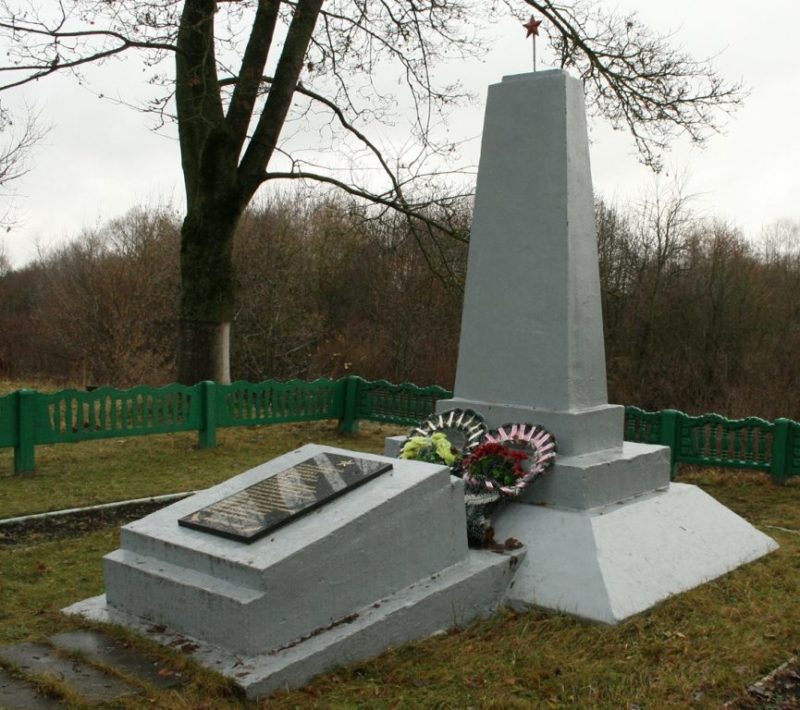 Агрогородок Морино Ивьевского р-на. Памятник, установленный на братской могиле, в которой похоронено 18 советских воинов.
