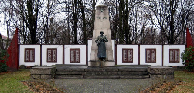 г. Ниски. Памятник, установленный на братской могиле, в которой похоронено 1 178 советских воинов, в т.ч. 346 неизвестных.