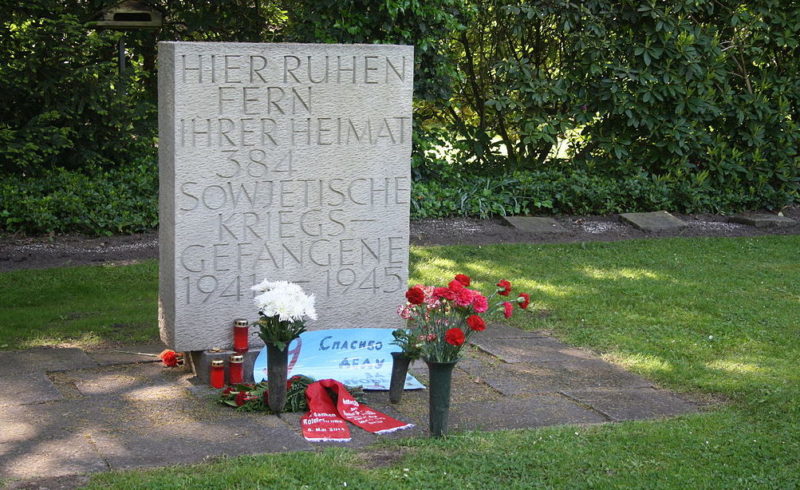 Памятник, установленный на братской могиле, в которой похоронено 384 советских военнопленных.