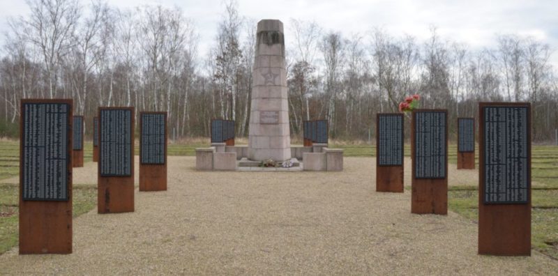 Коммуна Зейтхайн. Памятник на кладбище, где похоронено 12 168 погибших военнопленных.