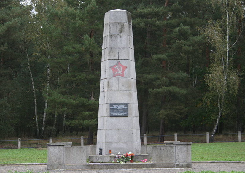 д. Зщапа. Мемориал советским воинам на кладбище. 