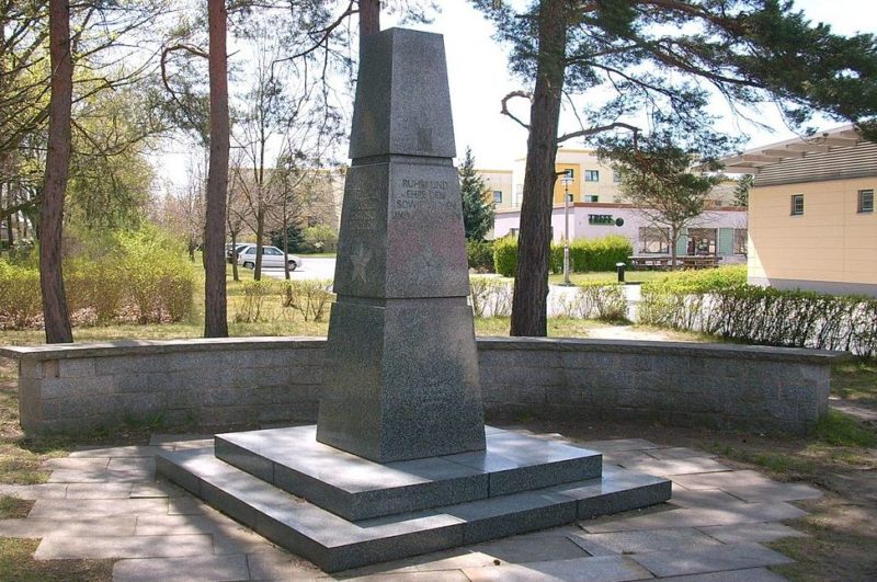 Коммуна Кенигсварта. Памятник, павшим солдатам 2-й польской армии.