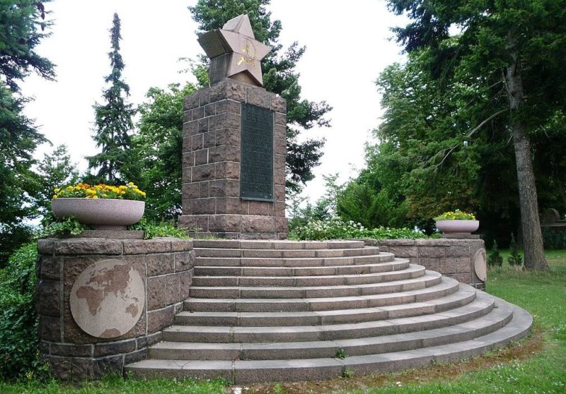 г. Майсен р-н Бохнич. Памятник на военном кладбище, где похоронено 463 советских подневольных рабочих, военнопленных и солдат, которые погибли в 1945 году.