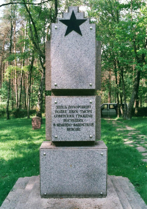 с. Хестерберг, Ниэнбург-на-Везере район. Памятник, установленный на братской могиле, где похоронено 2 тысячи советских военнопленных и интернированных.