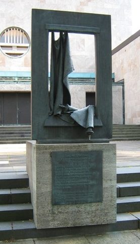 г. Гамбург-Харвестехуде. Мемориал «Разрушенная еврейская жизнь» установлен на месте синагоги, которая была продана под давлением в 1941 году и снесена.