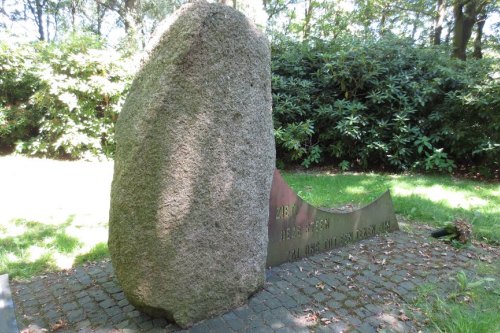 г. Гамбург - Нойенгамме. Памятный камень на месте концлагеря Нойенгамм, посвящен подневольным работникам.