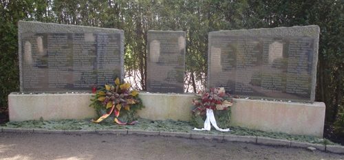с. Энгерхафе. Мемориал на месте концлагеря, в котором содержалось 2 тысячи заключенных, из которых погибло 200 человек.