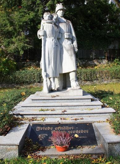 п. Рашау. Памятник, землякам, погибшим в годы обеих мировых войн. 