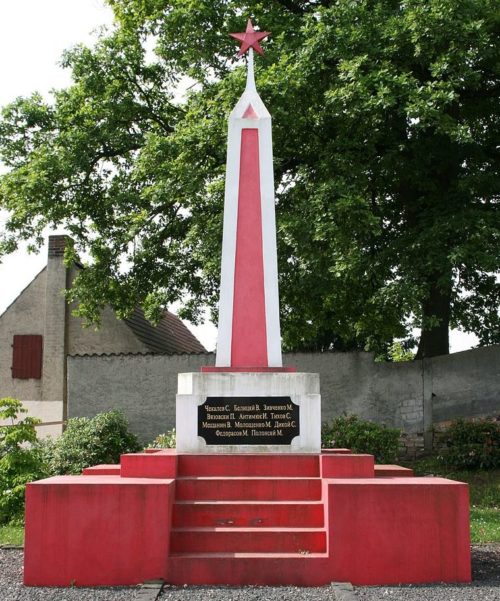 Коммуна Рицчен на Кирхштрассе. Памятник, установленный на братской могиле, где похоронен 81 советский воин.