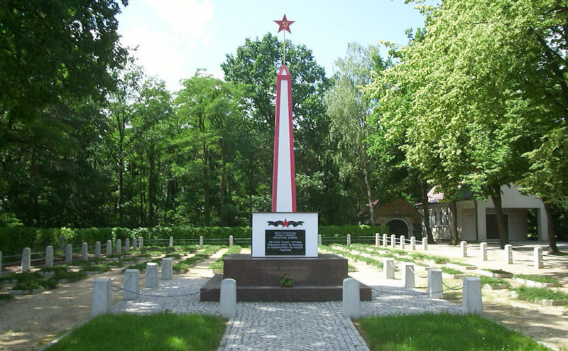 Коммуна Требендорф. Памятник, установленный на братской могиле, где похоронено 535 советских воинов.