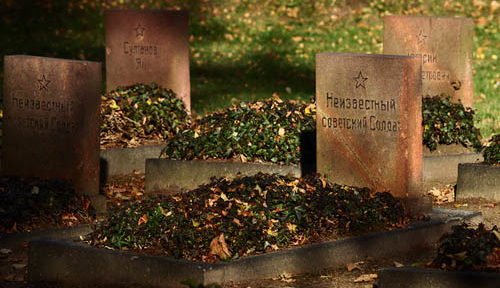 г. Фрайберг. Памятники на военном кладбище, где похоронено 157 советских воинов.
