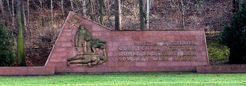 п. Фрайтале-Потчаппеле. Памятник Советской Армии.