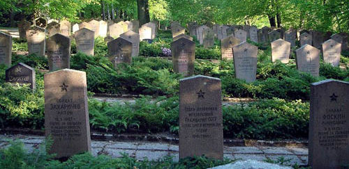 Надгробные камни на могилах.