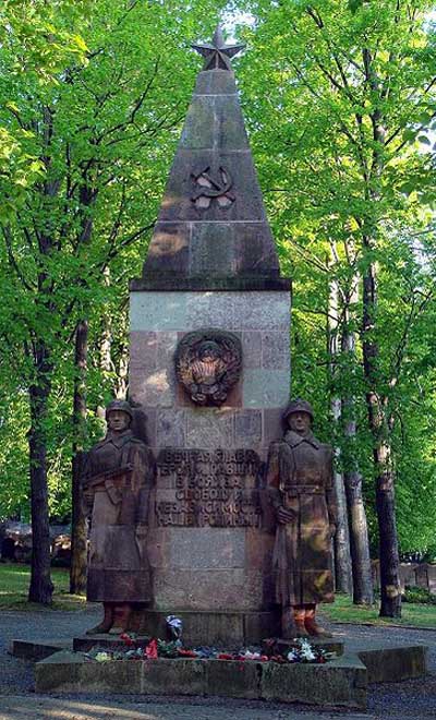 Памятники на воинском захоронении. 