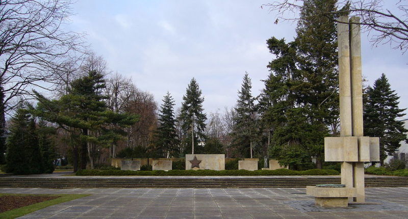 г. Хойерсверда. Мемориал на военном кладбище, где похоронено 196 солдат и офицеров Красной Армии, погибших в 1945 году.