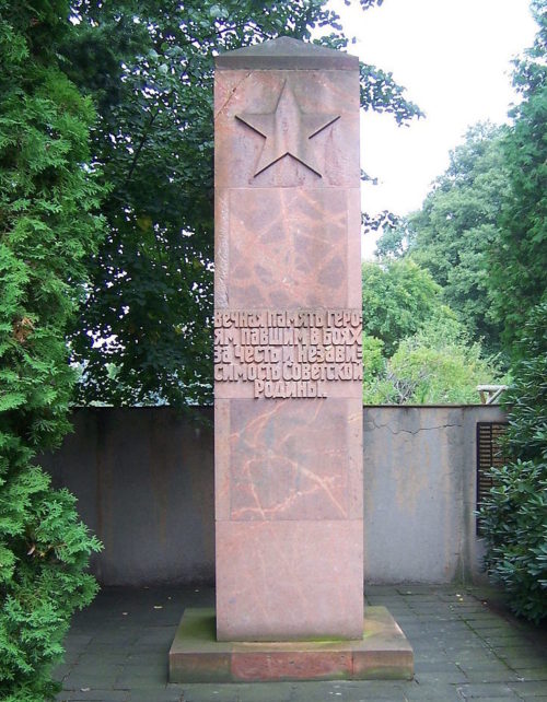 Коммуна Швепниц. Памятник, установленный на братской могиле, в которой похоронено 26 советских воинов.