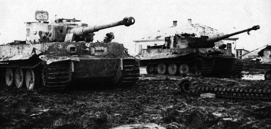 Немецкие танки под городом. Август 1941 г.