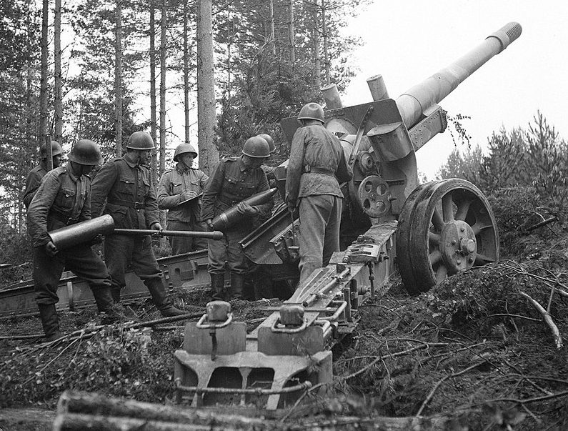 152-мм финское орудие ведет огонь. 16 июня 1944 г.