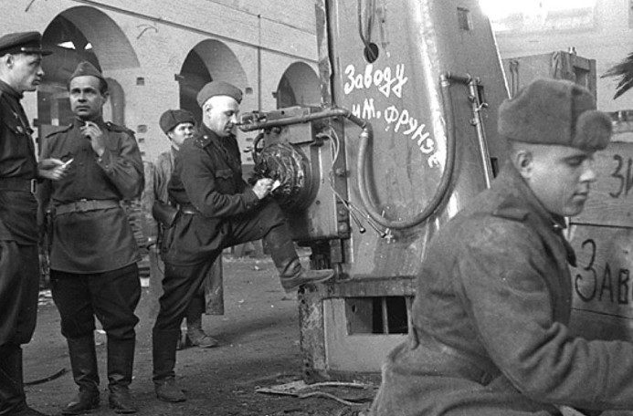 Демонтаж немецкого оборудования для вывоза в СССР.