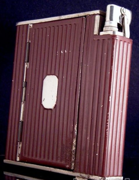 Зажигалка «Uniter» австрийской фирмы A.D., выпускалась в 1930 годы.