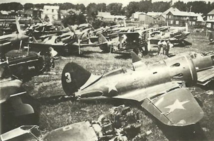 Захваченный советский аэродром. 8 октября 1941 г. 