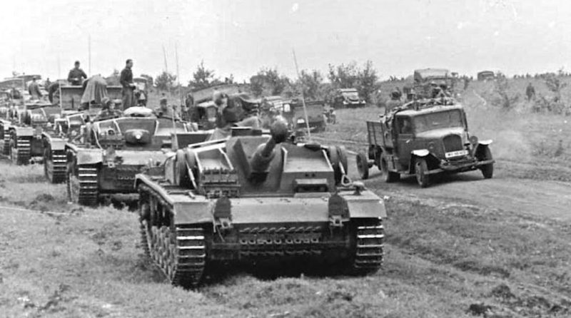 Немецкие танки под городом. Август 1941 г.