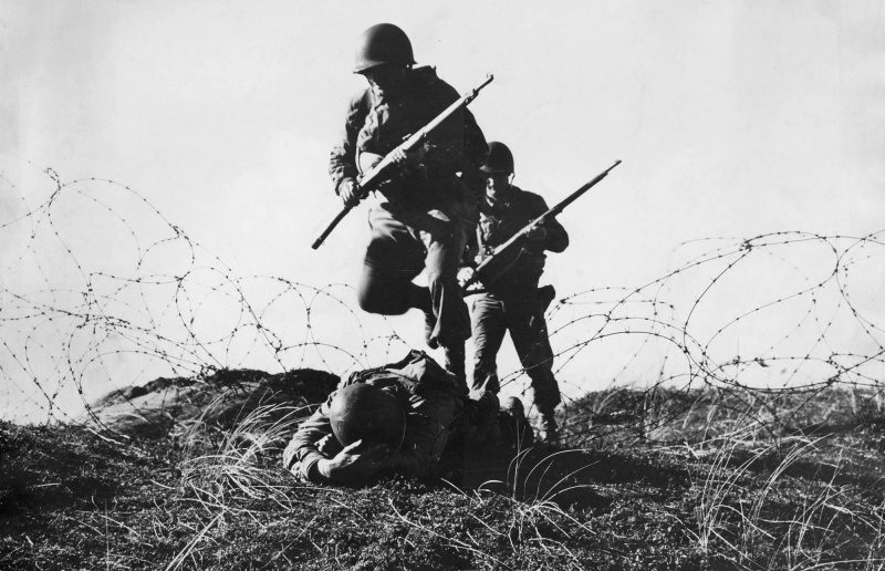 Американские солдаты учатся преодолевать проволочные заграждения. Весна 1944 г.