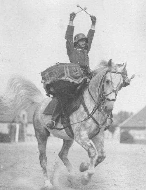 Барабанщик оркестра немецкой кавалерийской части. 1939 г.