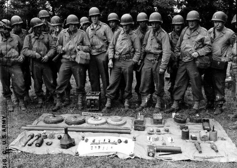 Солдаты 90-й пехотной дивизии США на практических занятиях по инженерной подготовке. Весна 1944 г.
